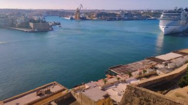 güzel manzara, pil ve Grand Harbor Valletta, Malta selamlayan üst Barrakka bahçeleri