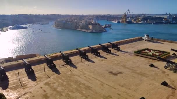 Gyönyörű Kilátás Felső Barrakka Park Tisztelegve Akkumulátor Nagy Kikötő Valletta — Stock videók