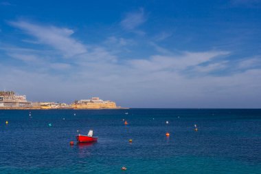 Saint Julian Körfezi geleneksel renkli balıkçı tekneleri Luzzu, Malta