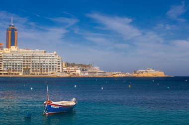 Malta - 9 Ferobot, 2024: Saint Julian Körfezi geleneksel renkli balıkçı tekneleri Luzzu, Malta