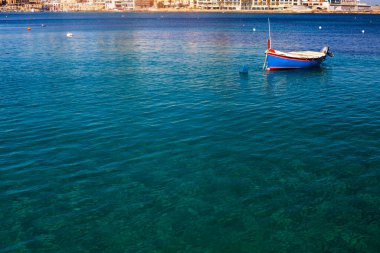 Saint Julian Körfezi geleneksel renkli balıkçı tekneleri Luzzu, Malta