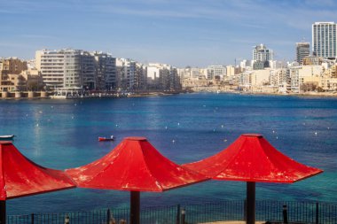 St. Julians, Malta - 9 Şubat 2024: St. Julians, Malta, Malta 'da kışın Balluta plajı yakınlarındaki güzel Akdeniz