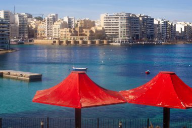 St. Julians, Malta - 9 Şubat 2024: St. Julians, Malta, Malta 'da kışın Balluta plajı yakınlarındaki güzel Akdeniz