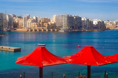 St. Julians, Malta - 9 Şubat 2024: St. Julians, Malta, Malta 'da kışın Balluta plajı yakınlarındaki güzel Akdeniz