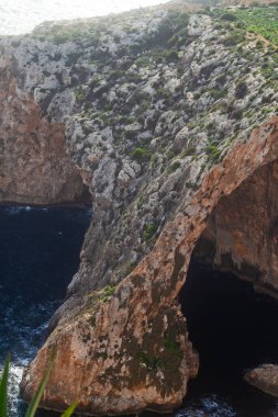 Okyanustaki güzel kayalar ve ünlü Blue Grotto, Malta manzarası.