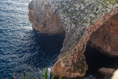 Okyanustaki güzel kayalar ve ünlü Blue Grotto, Malta manzarası.