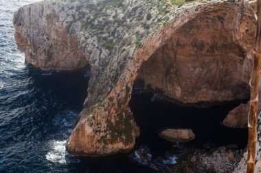 Okyanustaki güzel kayalar ve ünlü Blue Grotto, Malta manzarası.