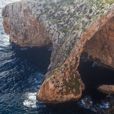 Okyanustaki güzel kayalar ve ünlü Blue Grotto, Malta manzarası.