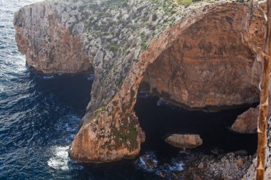 Okyanustaki güzel kayalar ve ünlü Blue Grotto, Malta manzarası.