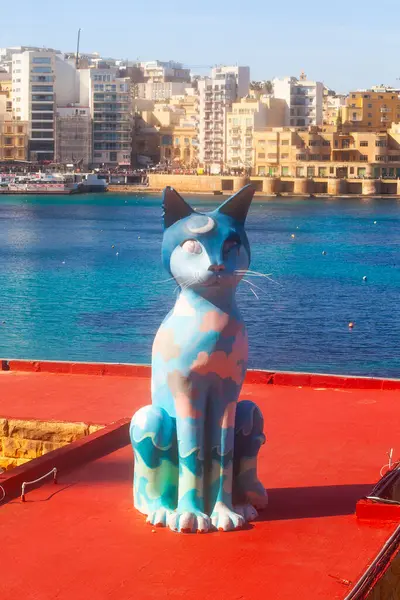 Julians Malta Februari 2024 Kattskulptur Det Vackra Medelhavet Nära Stranden Stockbild