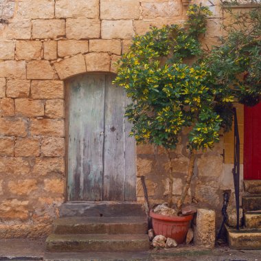  Eski şehir Rabat 'ın dar sokaklarında kireçtaşından yapılma geleneksel Malta evleri, Victoria, Malta