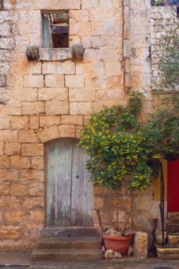 Eski şehir Rabat 'ın dar sokaklarında kireçtaşından yapılma geleneksel Malta evleri, Victoria, Malta