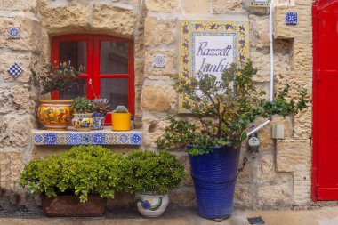 Victoria (Rabat), Malta - 23 Şubat 2024: Geleneksel kireçtaşından yapılmış Malta evleri olan Rabat antik kentinin dar sokakları