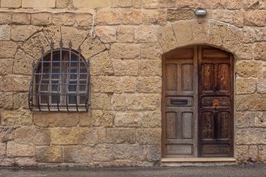  Eski şehir Rabat 'ın dar sokaklarında kireçtaşından yapılma geleneksel Malta evleri, Victoria, Malta