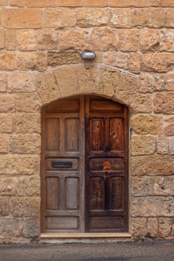 Antik şehir Rabat 'ın caddesinde kireçtaşından yapılma geleneksel Malta evleri, Victoria, Malta