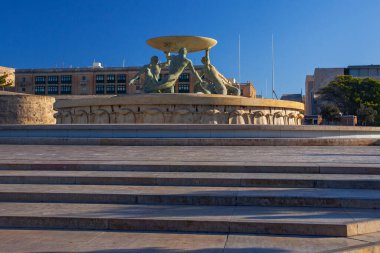 Valetta, Malta - 14 Şubat 2024: Triton Çeşmesi, Malta 'nın Valletta kentinin girişinde bulunan bir çeşmedir..