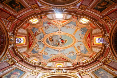 Mdina, Malta, - 14 Şubat 2024: Annunciation Kilisesi 'nin güzel Maltese Barok iç mimarisi ayrıca Carmelite Kilisesi olarak da bilinir.