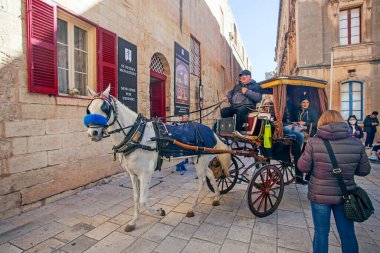 Mdina, Malta - 14 Şubat 2024: Malta 'nın eski başkenti Mdina (Sessiz Şehir veya L-Imdina). Tarihi şehirde turistik arabalı eski evler.