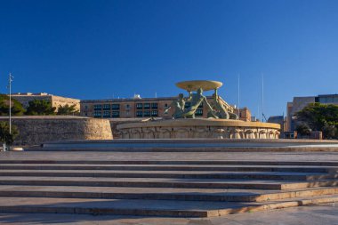Valetta, Malta - 14 Şubat 2024: Triton Çeşmesi, Malta 'nın Valletta kentinin girişinde bulunan bir çeşmedir..
