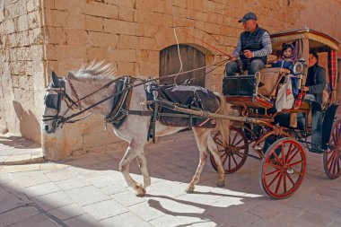 Mdina, Malta - 14 Şubat 2024: Malta 'nın eski başkenti Mdina (Sessiz Şehir veya L-Imdina). Tarihi şehirde turistik arabalı eski evler.