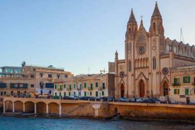 St. Julians, Malta - 14 Şubat 2024: Mount Carmel Kilisesi Leydimiz, Balluta Körfezi 'nde sabahın erken saatlerinde, Malta' daki ünlü turistik yer. 