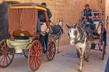 Mdina, Malta - 14 Şubat 2024: Malta 'nın eski başkenti Mdina (Sessiz Şehir veya L-Imdina). Tarihi şehirde turistik arabalı eski evler.