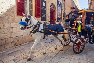 Mdina, Malta - 14 Şubat 2024: Malta 'nın eski başkenti Mdina (Sessiz Şehir veya L-Imdina). Tarihi şehirde turistik arabalı eski evler.