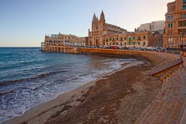 St. Julians, Malta - 14 Şubat 2024: Mount Carmel Kilisesi Leydimiz, Balluta Körfezi 'nde sabahın erken saatlerinde, Malta' daki ünlü turistik yer. 