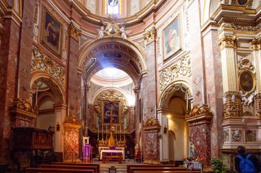 Mdina, Malta, - 14 Şubat 2024: Annunciation Kilisesi 'nin güzel Maltese Barok iç mimarisi ayrıca Carmelite Kilisesi olarak da bilinir.