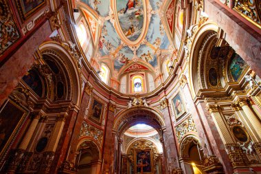 Mdina, Malta, - 14 Şubat 2024: Annunciation Kilisesi 'nin güzel Maltese Barok iç mimarisi ayrıca Carmelite Kilisesi olarak da bilinir.