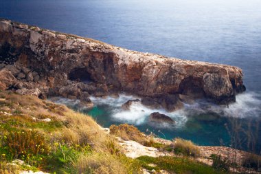 Uzun vadede Akdeniz ve Gozo 'nun kayalarının inanılmaz manzarası, Malta