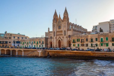 St. Julians, Malta - 14 Şubat 2024: Mount Carmel Kilisesi Leydimiz, Balluta Körfezi 'nde sabahın erken saatlerinde, Malta' daki ünlü turistik yer. 