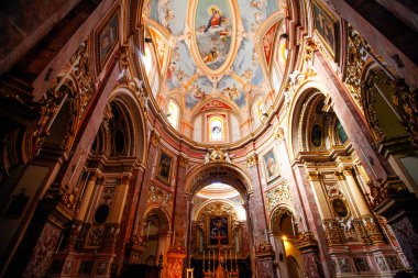 Mdina, Malta, - 14 Şubat 2024: Annunciation Kilisesi 'nin güzel Maltese Barok iç mimarisi ayrıca Carmelite Kilisesi olarak da bilinir.