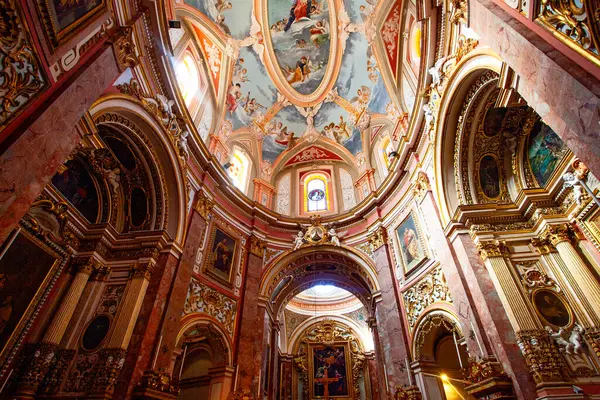 Mdina, Malta, - 14 Şubat 2024: Annunciation Kilisesi 'nin güzel Maltese Barok iç mimarisi ayrıca Carmelite Kilisesi olarak da bilinir.
