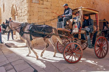 Mdina, Malta - 14 Şubat 2024: Malta 'nın eski başkenti Mdina (Sessiz Şehir veya L-Imdina). Tarihi şehirde turistik arabalı eski evler.