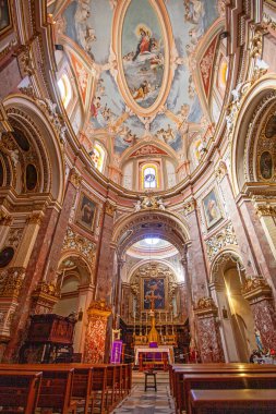 Mdina, Malta, - 14 Şubat 2024: Annunciation Kilisesi 'nin güzel Maltese Barok iç mimarisi ayrıca Carmelite Kilisesi olarak da bilinir.