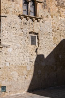 Mdina 'daki antik binalarda taş duvarlar, eski taş duvarlar ve Mdina' nın dar sokaklarında gölgeler, eski Malta 'nın başkenti.