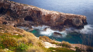 Uzun vadede Akdeniz ve Gozo 'nun kayalarının inanılmaz manzarası, Malta