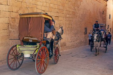 Mdina, Malta - 14 Şubat 2024: Malta 'nın eski başkenti Mdina (Sessiz Şehir veya L-Imdina). Tarihi şehirde turistik arabalı eski evler.