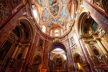 Mdina, Malta, - 14 Şubat 2024: Annunciation Kilisesi 'nin güzel Maltese Barok iç mimarisi ayrıca Carmelite Kilisesi olarak da bilinir.