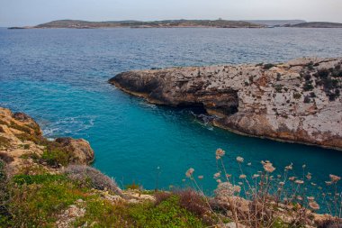 Gozo ve Akdeniz 'in parlak gök mavisi sularıyla kayalarının inanılmaz manzarası, Malta
