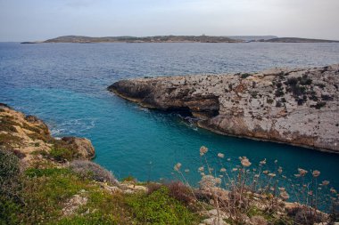 Gozo ve Akdeniz 'in parlak gök mavisi sularıyla kayalarının inanılmaz manzarası, Malta