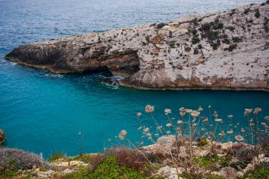 Gozo ve Akdeniz 'in parlak gök mavisi sularıyla kayalarının inanılmaz manzarası, Malta