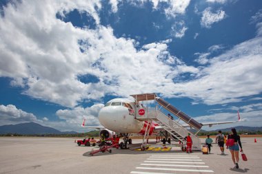 Kuala Lumpur, Malezya - 3 Şubat 2020: Kuala Lumpur havaalanında jet uçağı. Dünya 'nın en iyi düşük maliyetli havayolu şirketi seçildi, 78 hedefe planlanmış uçuşlar gerçekleştiriyor.