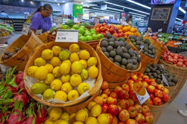 Jakarta, Endonezya 'daki taze avokado, limon ve diğer meyveler