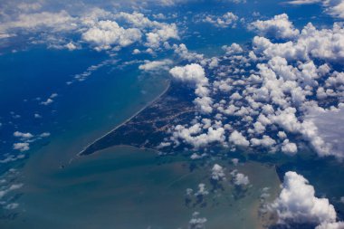 Endonezya ve okyanus üzerindeki uçak penceresinden gökyüzü görüntüsü