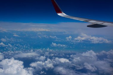 Endonezya ve okyanus üzerindeki uçak penceresinden gökyüzü görüntüsü