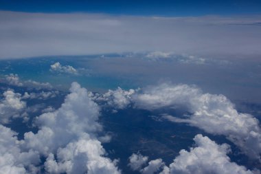 Endonezya ve okyanus üzerindeki uçak penceresinden gökyüzü görüntüsü