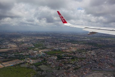 Endonezya - 3 Şubat 2020 Airbus Airasia, Tayland düşük maliyetli havayolu. Uçak penceresinden Endonezya üzerinde, Airasia Havayolları, düşük maliyetli havayolu görüntüsü