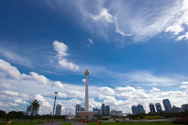 Jakarta, Endonezya - 3 Şubat 2020: Endonezya 'nın Jakarta kentindeki Ulusal Anıt' ın (MONAS) güzel manzarası